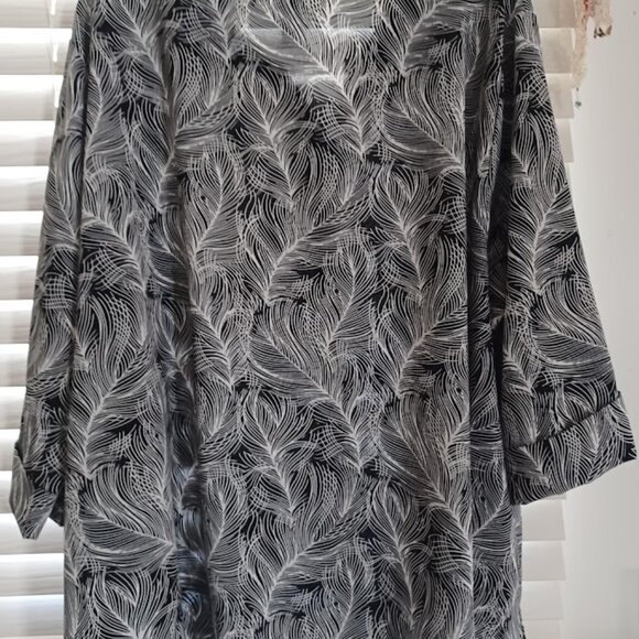 Catherines Women’s 3XWP Button Front Blouse Black White Feather Print Plus - Picture 5 of 5